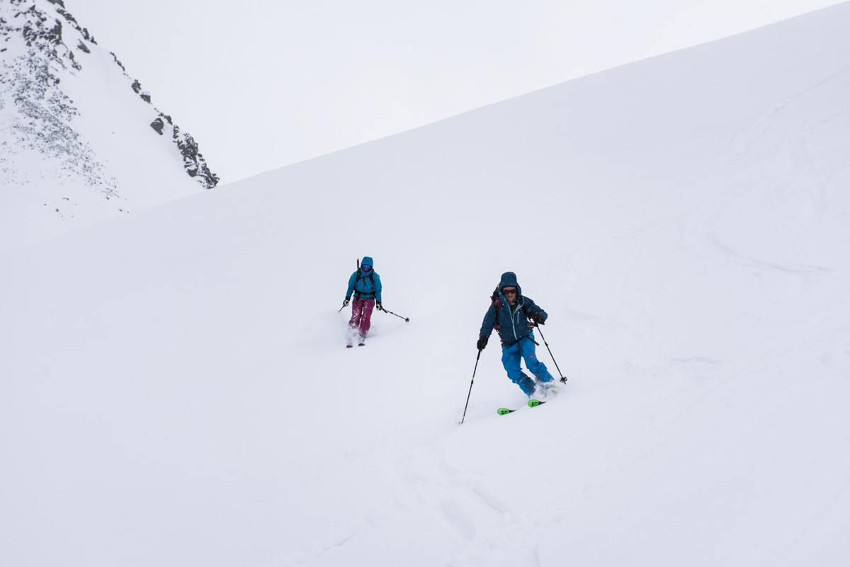 Descente de la fenêtre Durand dans une belle purée de pois… et une neige infâme ! En rando, il faut savoir skier en toutes neiges.