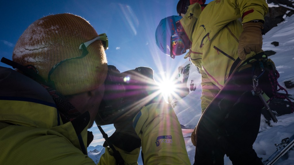 Marc Daviet en train de shooter Cedric Pugin, sur le glacier de Péclet à Val Thorens, sur le tournage de The Line. 