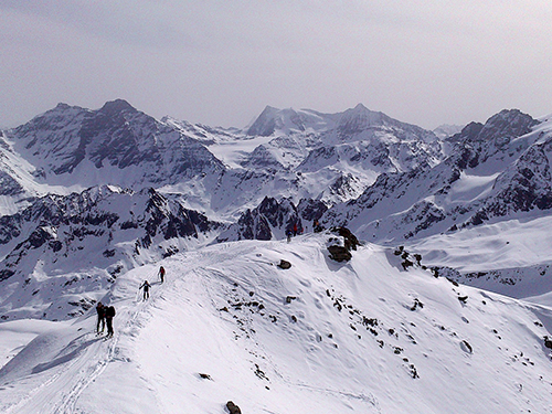 Montagne ski randonnée neige skieurs sommet crete Le Rogneux Suisse Valais