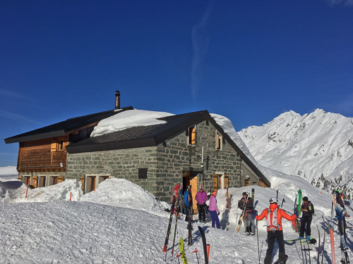 Montagne ski randonnée neige skieurs refuge Le Rogneux Suisse Valais