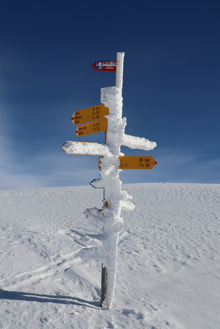 Montagne ski randonnée neige panneau signalétique itinéraire Illhorn Suisse Valais
