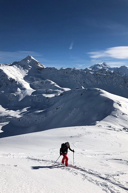 Montagne ski randonnée neige skieur montée Illhorn Suisse Valais